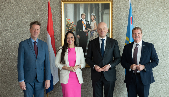 Voorzitters poseren met premier Mike Eman en vice-premier Gerlien Croes van Aruba tijdens werkreis
