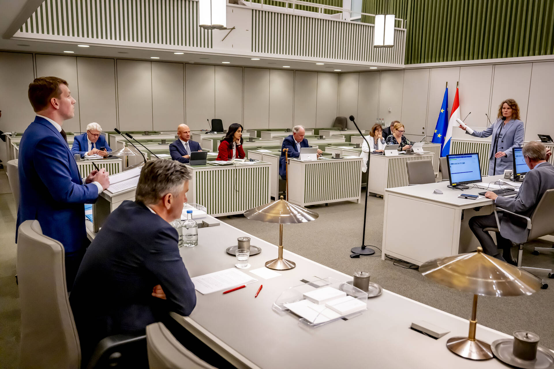 Senator Visseren (PvdD-rechts) in debat met minister Moes 