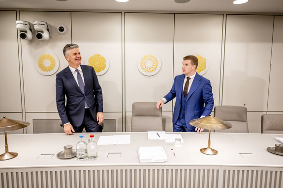 Demissionair staatssecretaris Becking (links) en demissionair minister Moes (rechts) voor het debat