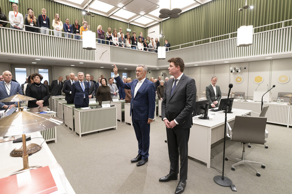 Senator Beukering (links) legt de gelofte af