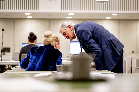 Overleg tussen PVV-senator Bezaan (links) en 50PLUS-senator Van Rooijen (rechts) tijdens het debat op 25 november 2025