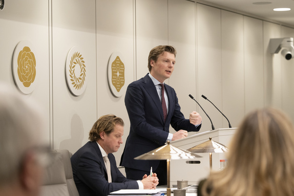 Demissionair minister Brekelmans tijdens het debat op 9 december 2025