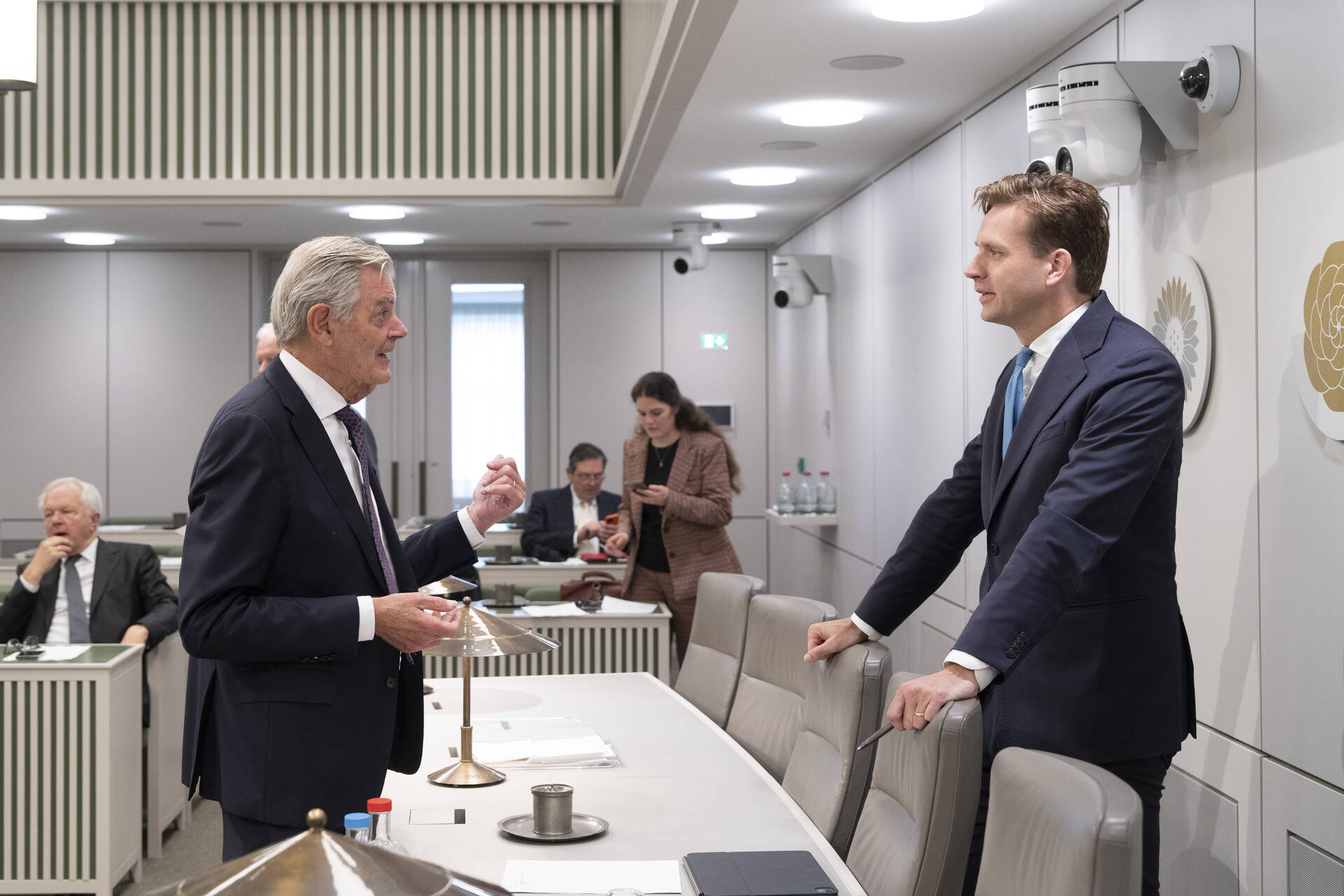 Minister Karremans in gesprek met senator Van Rooijen tijdens het plenaire debat over het Luchthavenverkeerbesluit Schiphol