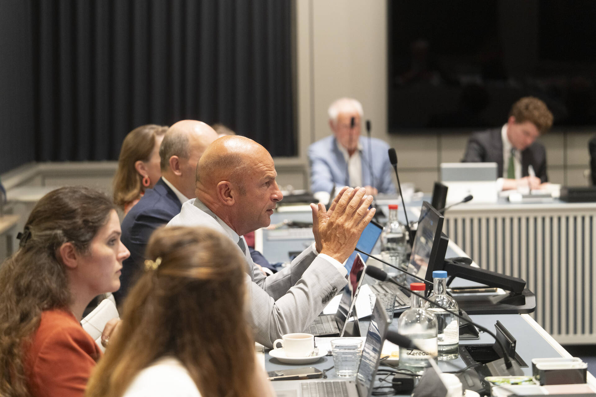 Senator Rietkerk, Ondervoorzitter van de commissie voor Infrastructuur & Waterstaat / Volkshuisvesting en Ruimtelijke Ordening, leidt het mondeling overleg over het LVB Schiphol