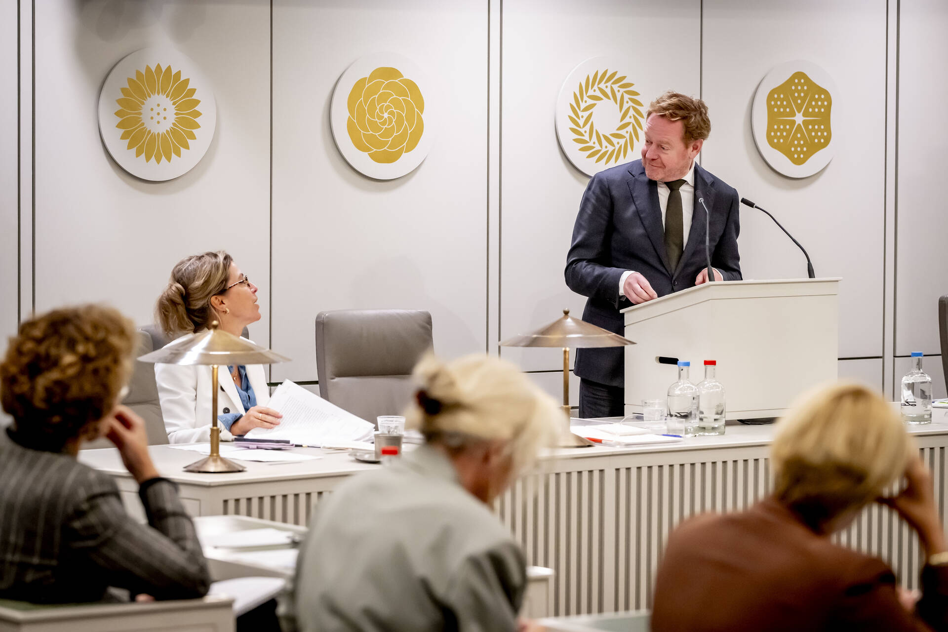 Minister Van Weel tijdens het debat op 27 oktober 2026