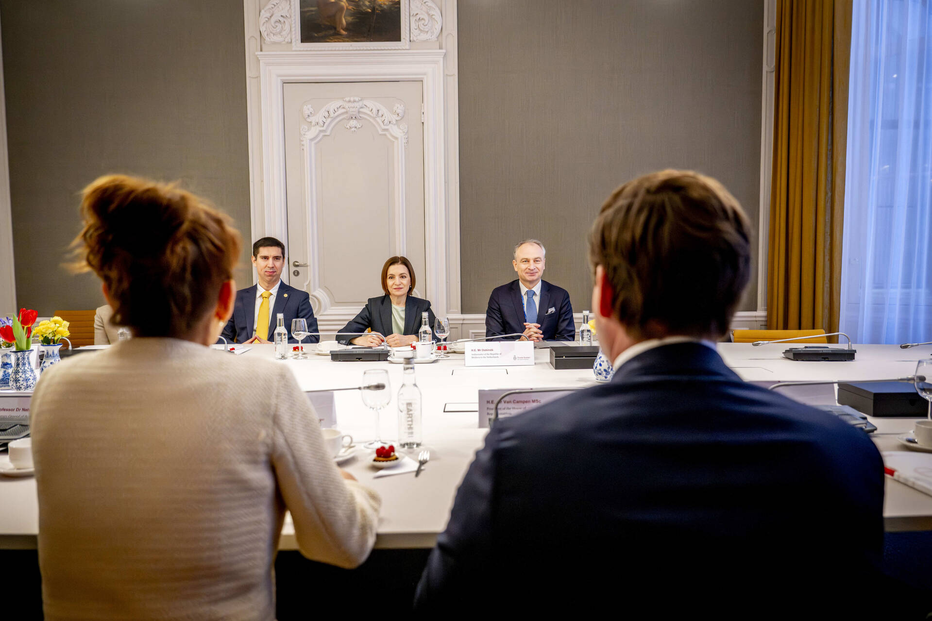 Uitwisseling van gezichtspunten in de Tuinkamer van Huis Huguetan